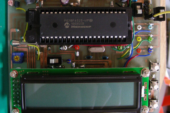 PICマイコンPIC18F4525と液晶モジュールを使用した電子回路プリント基板